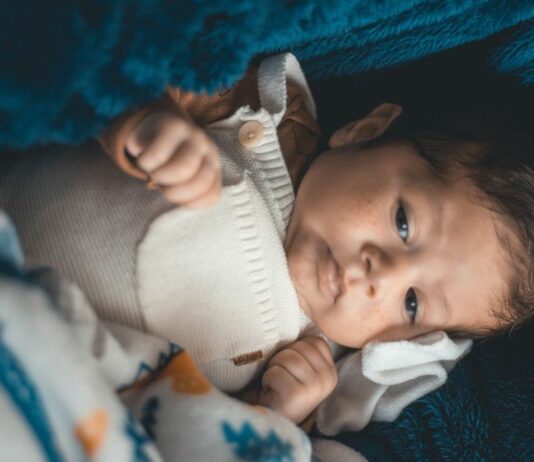 Die 21-jährige Mama Kylen Suttner schmiert ihr Baby mit Selbstbräuner ein – gebräunte Babys seien einfach süßer.