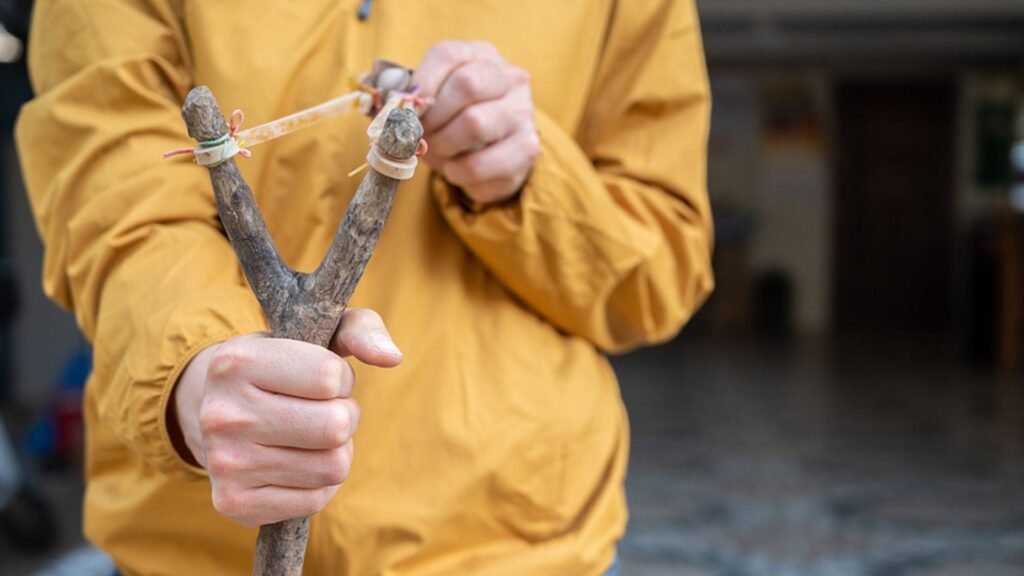 Junge rettet kleine Schwester vor Entführung – mit seiner „Zwille“