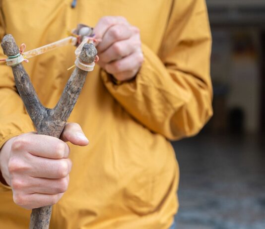 In seinem Element: Scheinbar hatte der Junge lange mit seiner Zwille geübt.