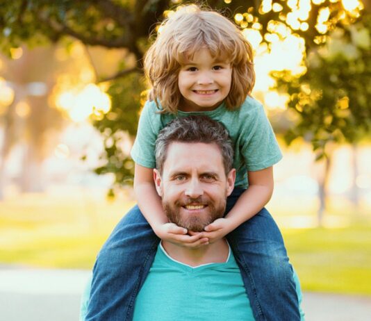 Unsere Tipps zum Vatertag machen Spaß - und können die Papa-Kind-Beziehung stärken.