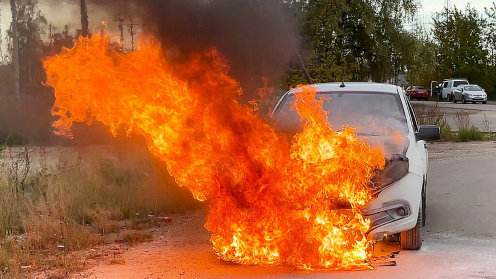 Heldenmut: Mama rettet drei kleine Kinder aus brennendem Auto