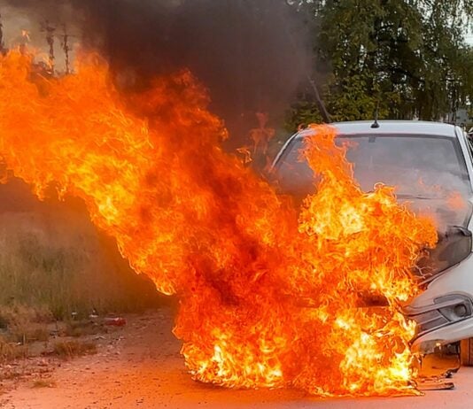 Das Auto beginnt innerhalb von Sekunden zu brennen.