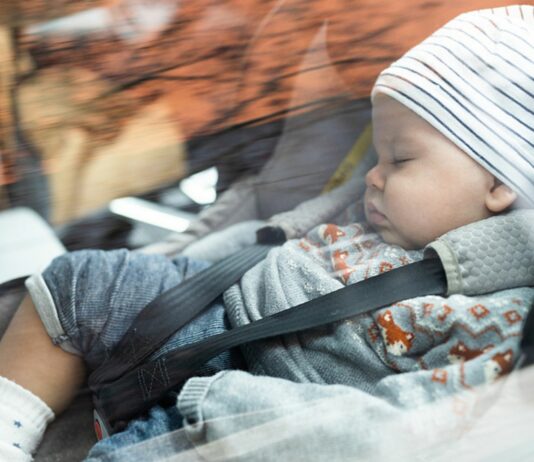 Eltern ließen ihr Baby bei Hitze im Auto – mit schrecklichen Folgen.