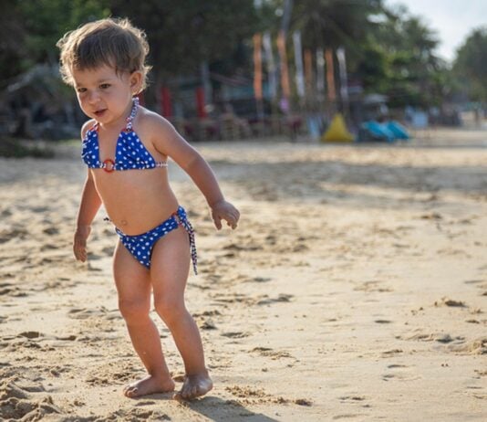 Immer öfter sieht man kleine Mädchen in Bikinis.