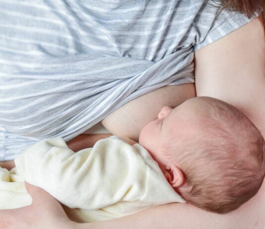 Blähende Lebensmittel sollen durch das Stillen beim Baby für Unwohlsein sorgen.