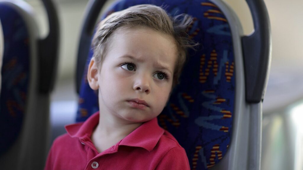 Busfahrerin misshandelt Kind: Sie fesselt es mit Klebeband am Sitz
