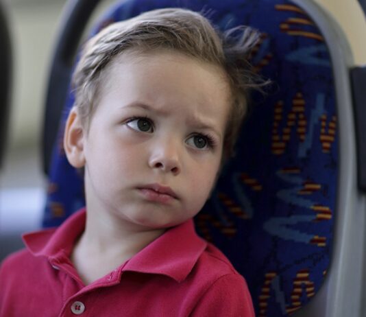 Ein Junge wurde im Schulbus von der Busfahrerin misshandelt.