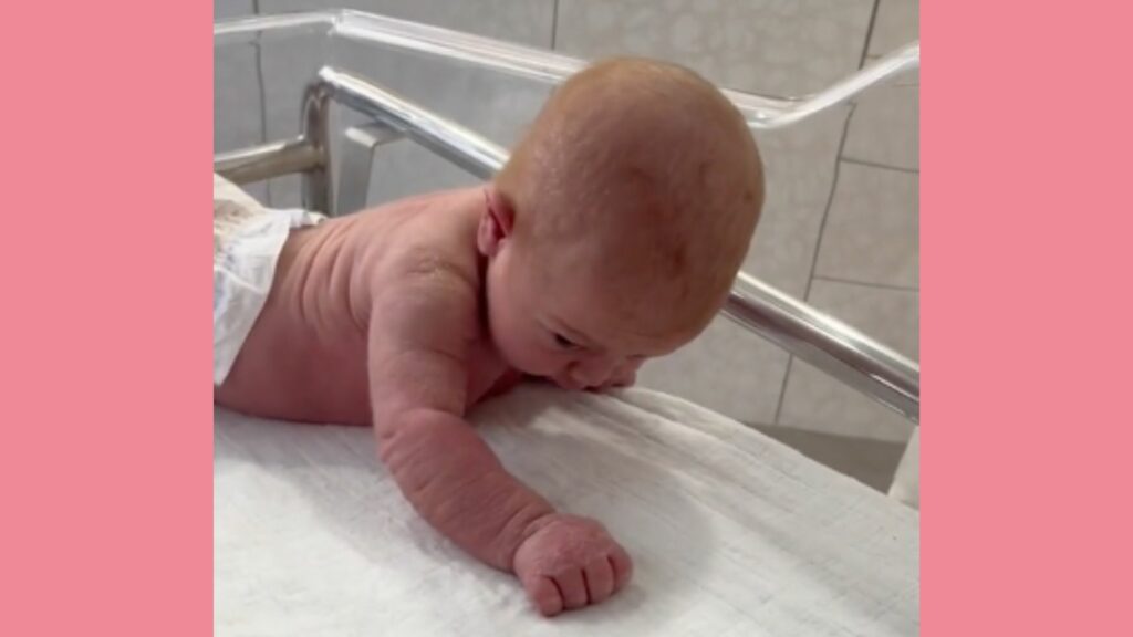 Wundersame Superkräfte: Baby scheint mit 3 Tagen zu krabbeln