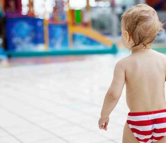Für Kleinkinder kann es im Freibad schnell gefährlich werden.