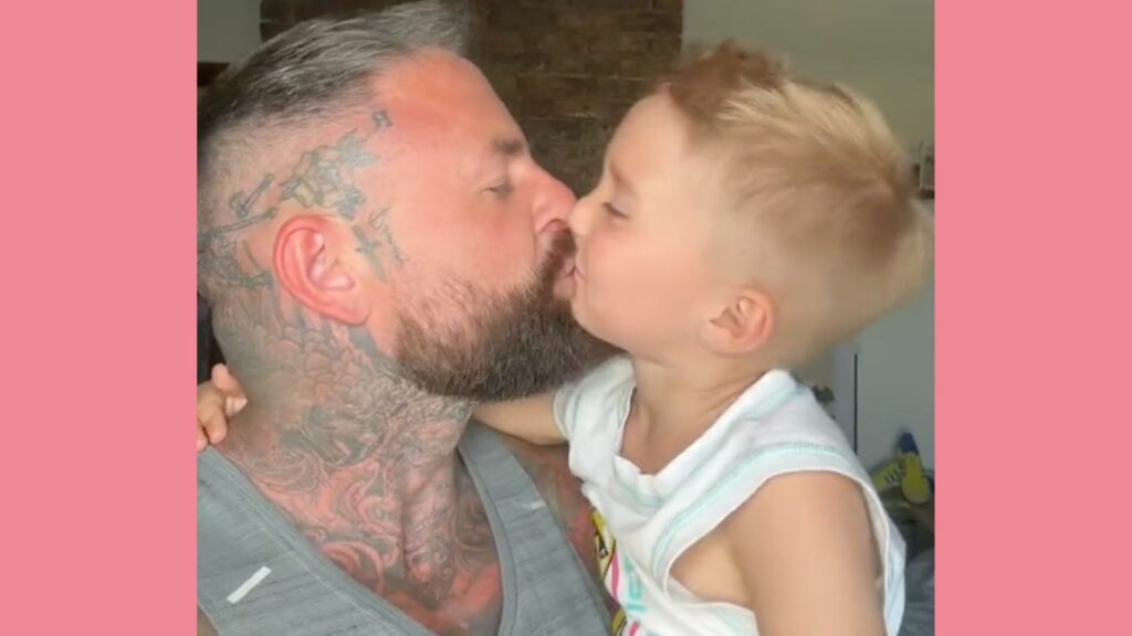 Vater küsst seinen Sohn auf den Mund – und wird kritisiert