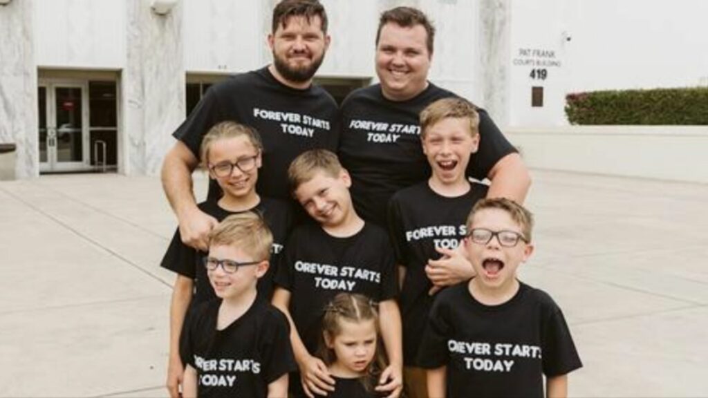 Nie wieder getrennt: Zwei Papas adoptieren sechs Geschwister ❤️