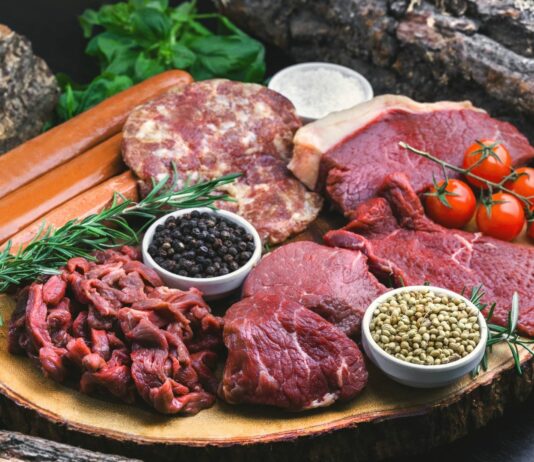 In der Stillzeit gibt es kaum „verbotene“ Lebensmittel – auch rohes Fleisch ist beim Stillen erlaubt.
