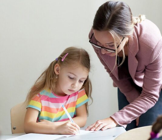 Immer mehr Kinder drücken die Schulbank in Windeln.