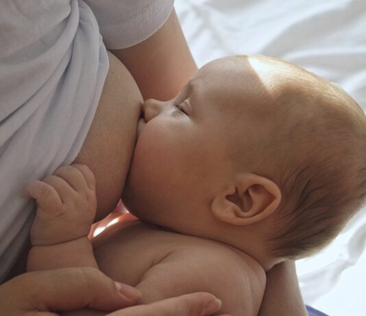 Stillen ist super – wenn es für die Mama und das Baby läuft. Aber unter Druck setzen muss sich dafür niemand. Auch mit Fläschchen (und viel Kuscheln) werden Babys gesund groß.