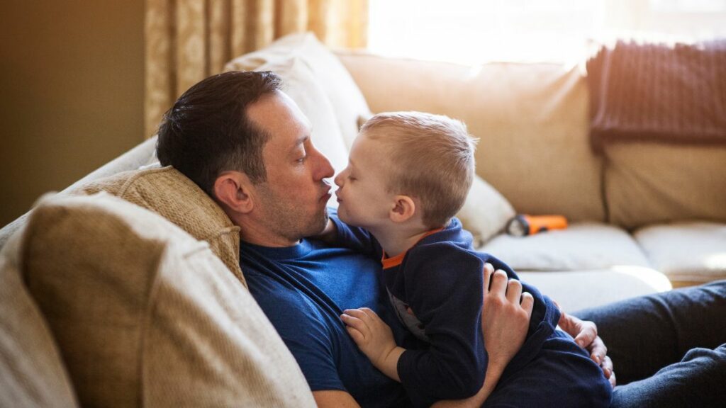Vater küsst seinen Sohn auf den Mund – und wird kritisiert