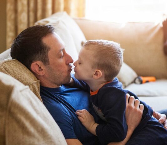 Wenn es darum geht, dass wir als Mama oder Papa unsere Kinder auf den Mund küssen, spalten sich immer wieder die Meinungen. – Wie kann Liebe "falsch" sein?