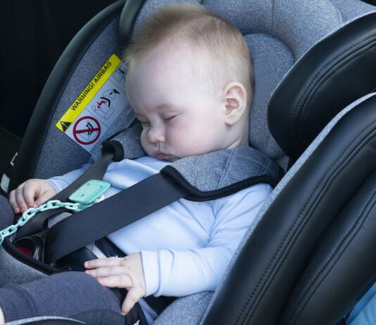 Eine Babysitterin vergaß ein 10 Monate altes Kind im Auto.