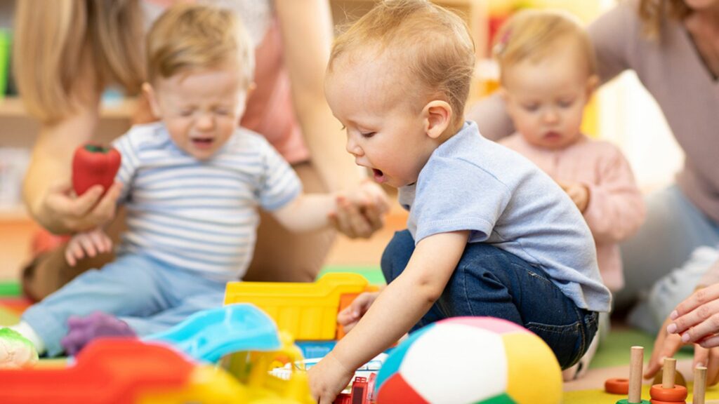 Eltern geschockt: Kind (2) betrunken, als sie es aus der Kita holen