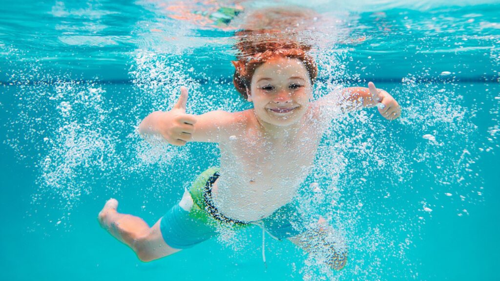 Ab wann dürfen Kinder alleine ins Freibad? Früher als du denkst!