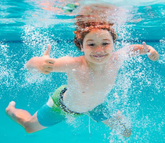 Die meisten Kinder lieben es im Freibad.