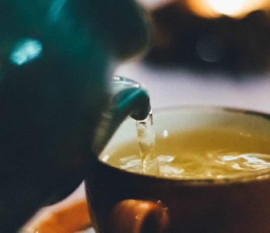Grüner Tee ist in der Stillzeit nur eingeschränkt zu empfehlen.