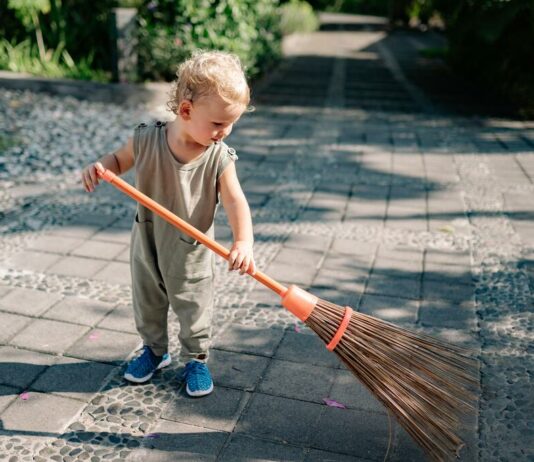 Kind hilft bei Gartenarbeit