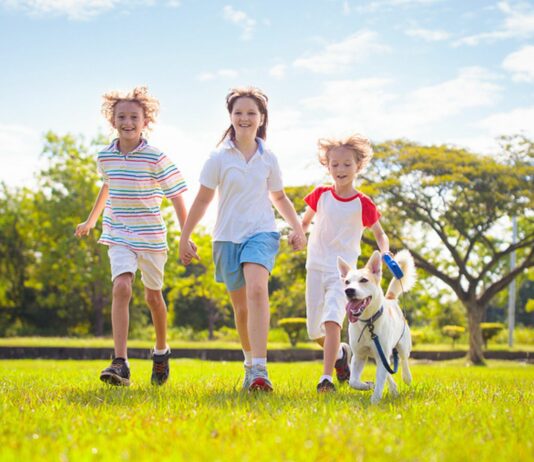 Draußen spielen, ohne Aufsicht – ab wann dürfen Kinder das?
