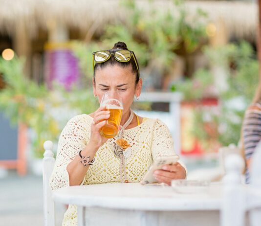 Eine 45-jährige Urlauberin gab ihr Kind bei Fremden ab, um in Ruhe Alkohol zu konsumieren.