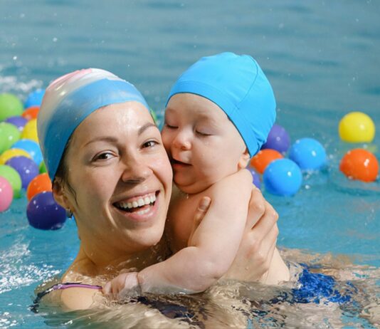 Dir ist es lieber, der Kopf deines Babys bleibt beim Schwimmen über Wasser? Dann folge auf jeden Fall deinem Bauchgefühl.