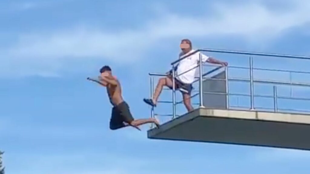 Verstörendes Video: Bademeister tritt Jungen vom Zehnmeterturm