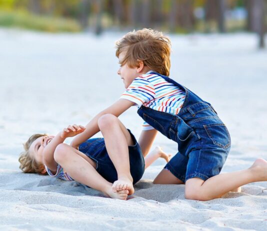 Eine Mama hatte die Nase voll von ihren streitenden Söhnen – und brach den Urlaub ab.