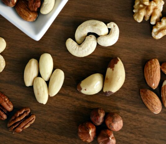 Generell spricht nichts gegen Nüsse in der Stillzeit – außer bei einer Allergie natürlich.