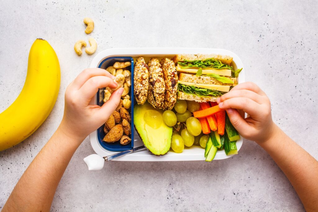 „Brainpower“ aus der Nahrung: Die richtige Ernährung für dein Schulkind