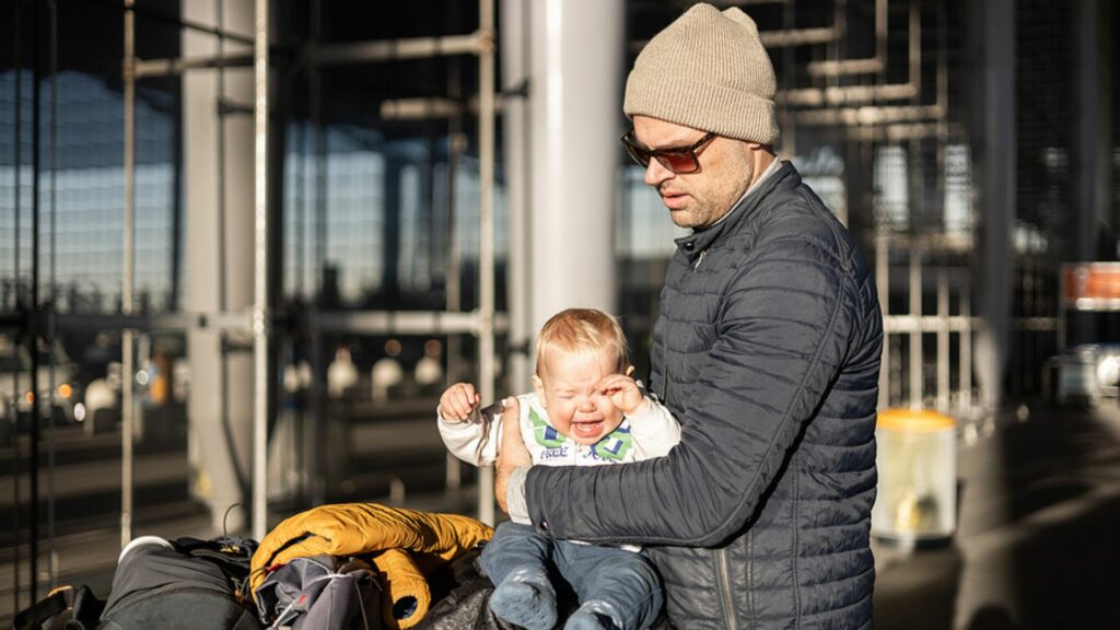 München: Betrunkener Vater fällt beinahe mit Baby ins Gleis
