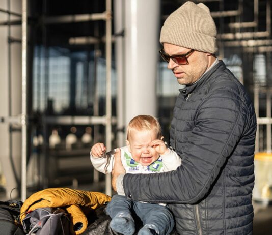 Ein betrunkener Vater ließ sein Kind beinahe auf die Bahngleise fallen.