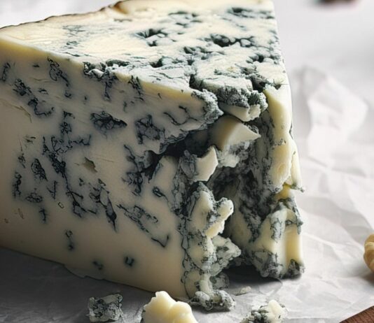 Blauschimmelkäse stellt in der Stillzeit grundsätzlich keine Gefahr dar.