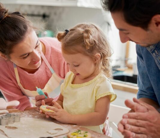 Die "Egg Crack Challenge”: die Eltern schlagen ihren Kleinkindern ein Ei ins Gesicht und lachen sich darüber kaputt – sehr fragwürdig!