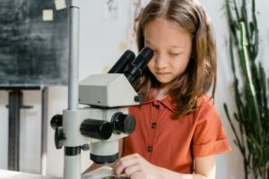 Kinder lieben Experimente. Damit sie verstehen, wie wichtig das Zähneputzen ist, sind Beispiele wie das Eggsperiment hilfreich.