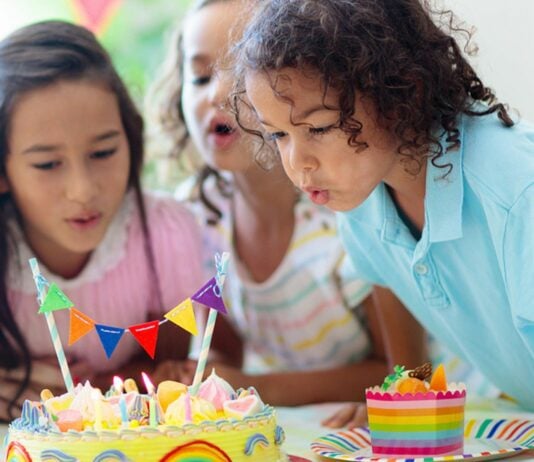 Geburtstagsfeiern sind für kleine Kinder richtig aufregend.