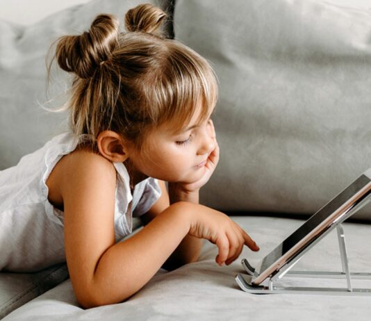 Die meisten Kinder verbringen auch schon unter drei Jahren Zeit vor dem Tablet, Handy oder TV.