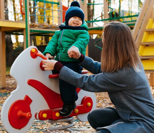 Auf dem Spielplatz kommen ganz verschiedene Elterntypen zusammen.