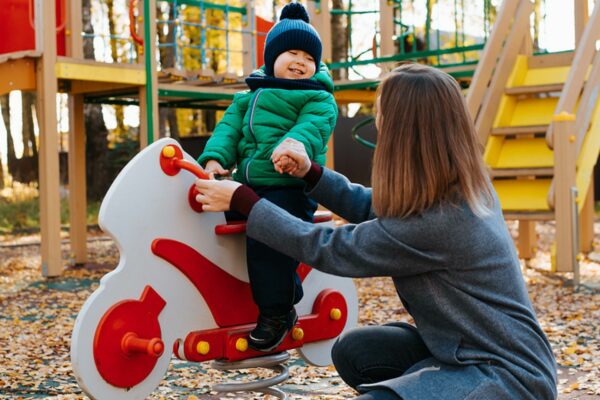Auf dem Spielplatz kommen ganz verschiedene Elterntypen zusammen.