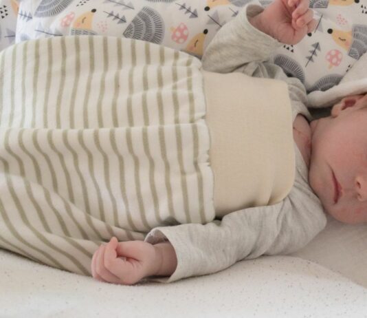 Dem Baby Charlie musste ein Tag nach seiner Geburt ein künstlicher Darmverschluss angelegt werden, da er ohne Anus geboren wurde - Ärzte sahen keine Chance für ihn.