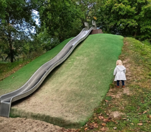 Leas kleine Tochter auf dem Spielplatz.