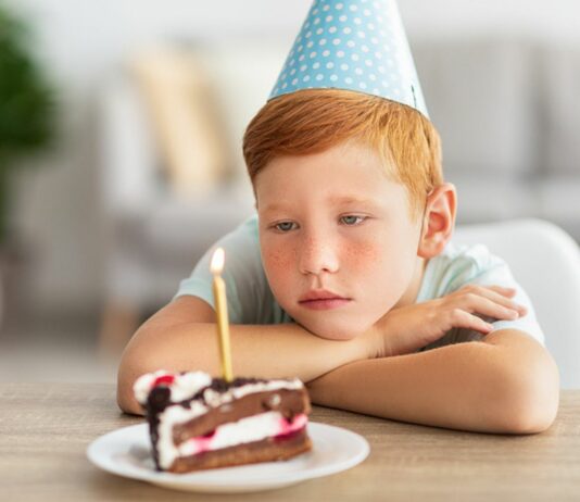 Ein kleiner Junge musste alleine seinen Geburtstag feiern.