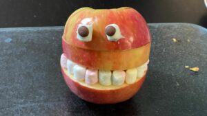 Das Halloween Apfel-Monster ist einfach und schnell gemacht.