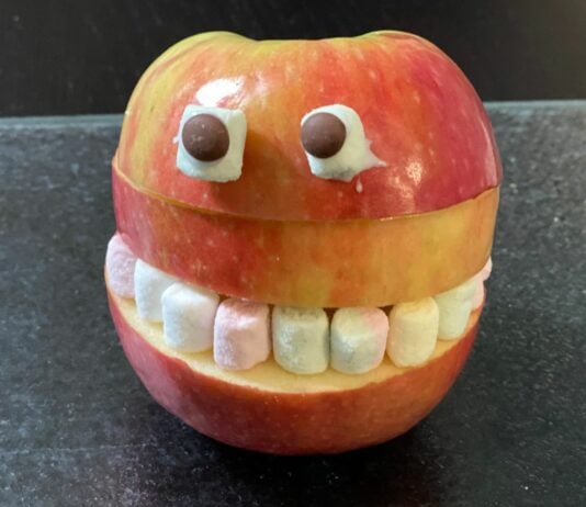Das Halloween Apfel-Monster ist einfach und schnell gemacht.