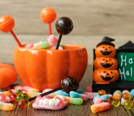 Wir verraten dir, was du für eine Halloween-Party für Kinder unbedingt kaufen solltest.
