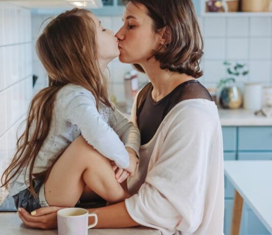 Mama Lottie Weaver hat grundsätzlich keine Regeln, an die sich ihre Kinder halten müssen – selbst Kaffee und Alkohol ist erlaubt!