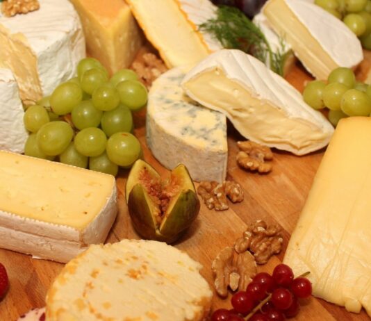 Käse ist in der Stillzeit grundsätzlich wieder erlaubt – auch Rohmilchkäse.